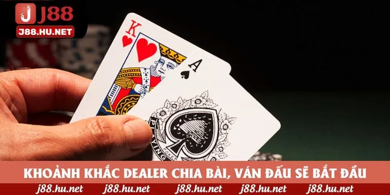 Khoảnh khắc dealer chia bài, ván đấu sẽ bắt đầu
